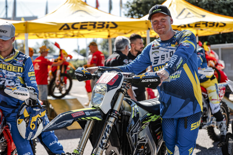 pilot de motocross in echipament albastru la padocuri