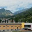 fabrica la poalele muntelui