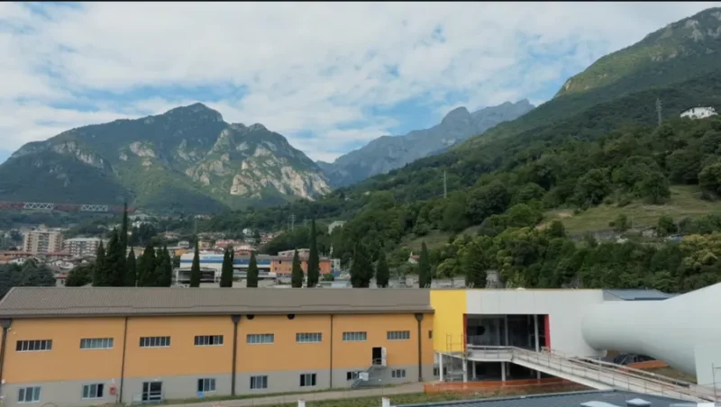 fabrica la poalele muntelui