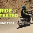 motocicleta impreuna cu rider care urca o rampa de paman