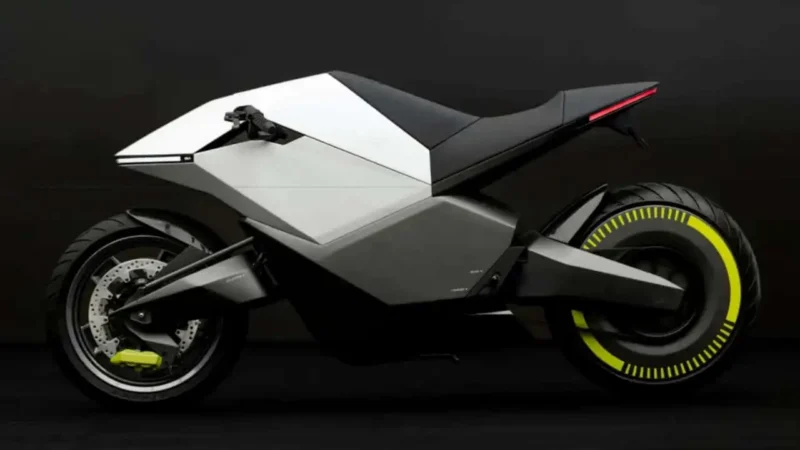 motocicleta electrica futuristica de culoare gri pe fundal negru