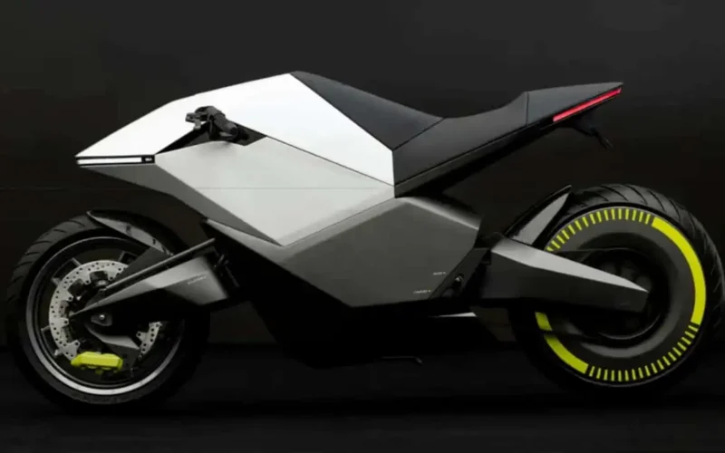 motocicleta electrica futuristica de culoare gri pe fundal negru