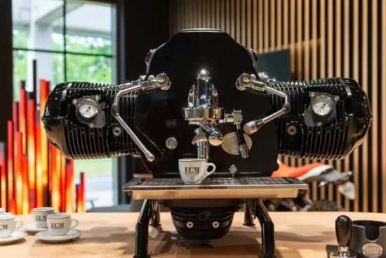 espresor de cafea facut dintr-un motor de culoare neagra