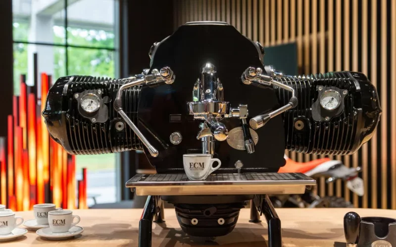espresor de cafea facut dintr-un motor de culoare neagra