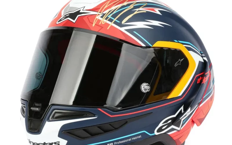 casca moto multicolora pe fundal alb cu viziera neagra