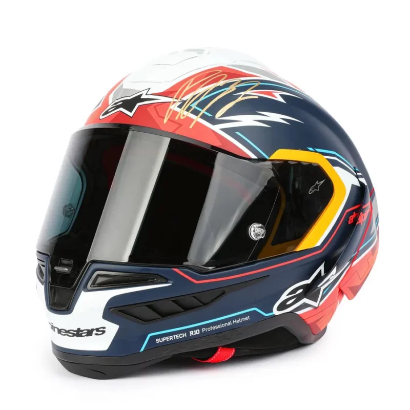 casca moto multicolora pe fundal alb cu viziera neagra