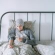 o pacienta cu cancer sta intr-un pat la spital