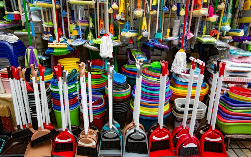produse realizate din plastic oferite de un comerciant