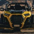 masina offroad sport fotografiata la marginea unui munte