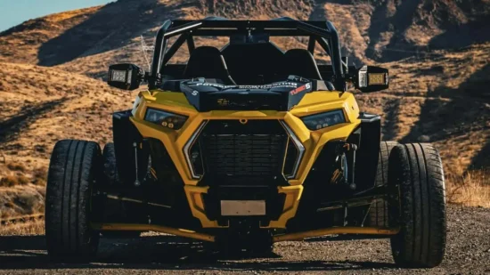masina offroad sport fotografiata la marginea unui munte