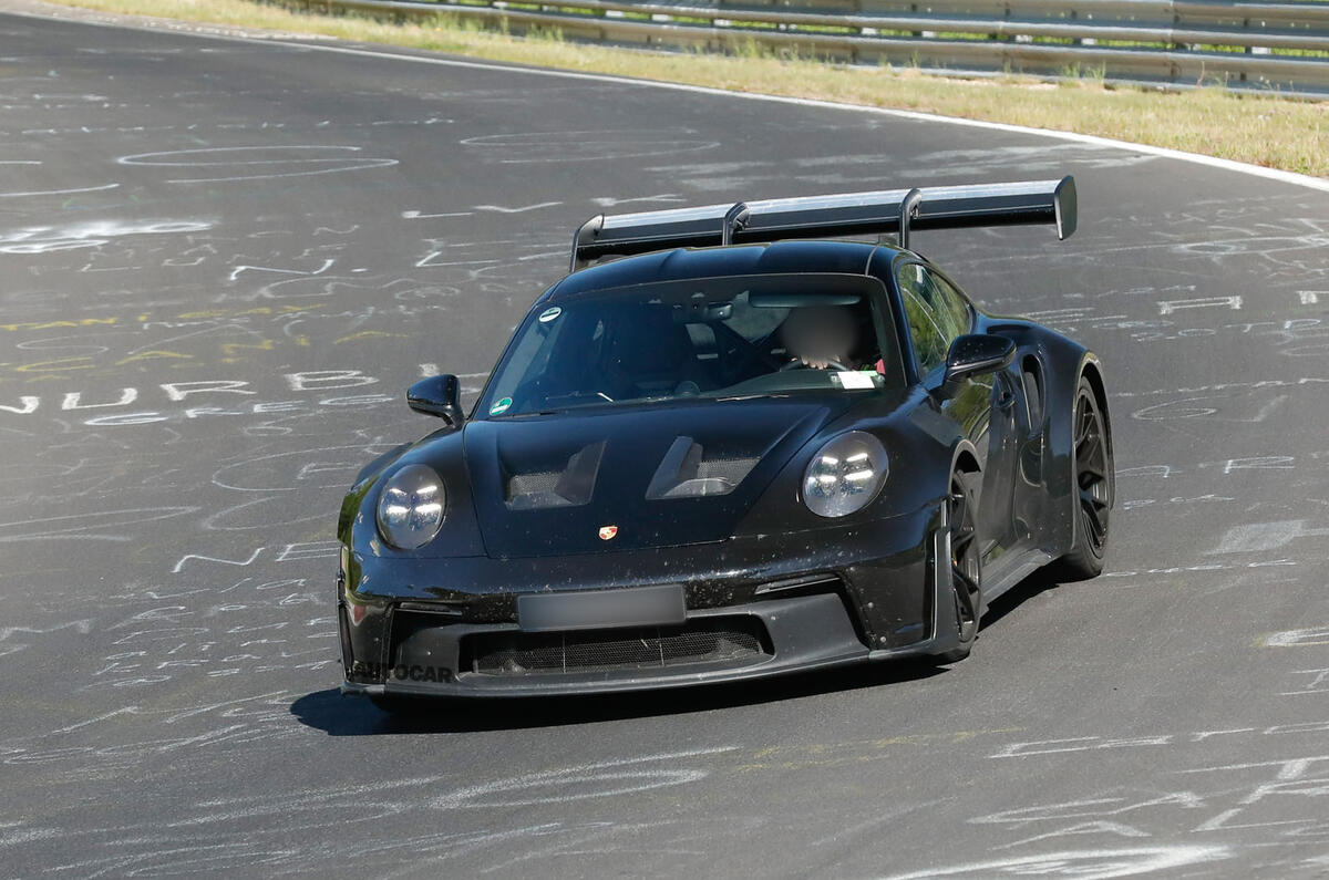 Mașină sport pe un circuit