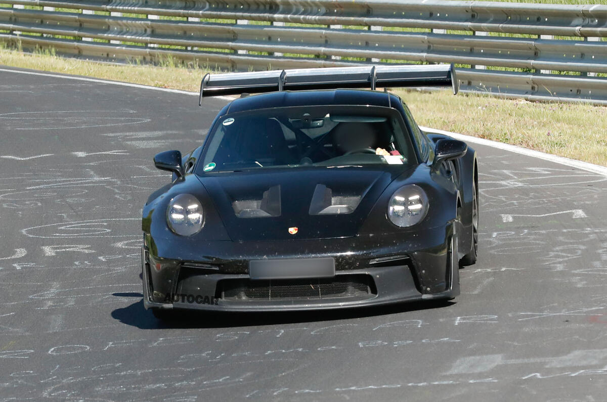 Mașină sport pe un circuit