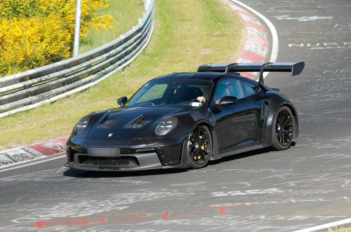 Mașină sport pe un circuit