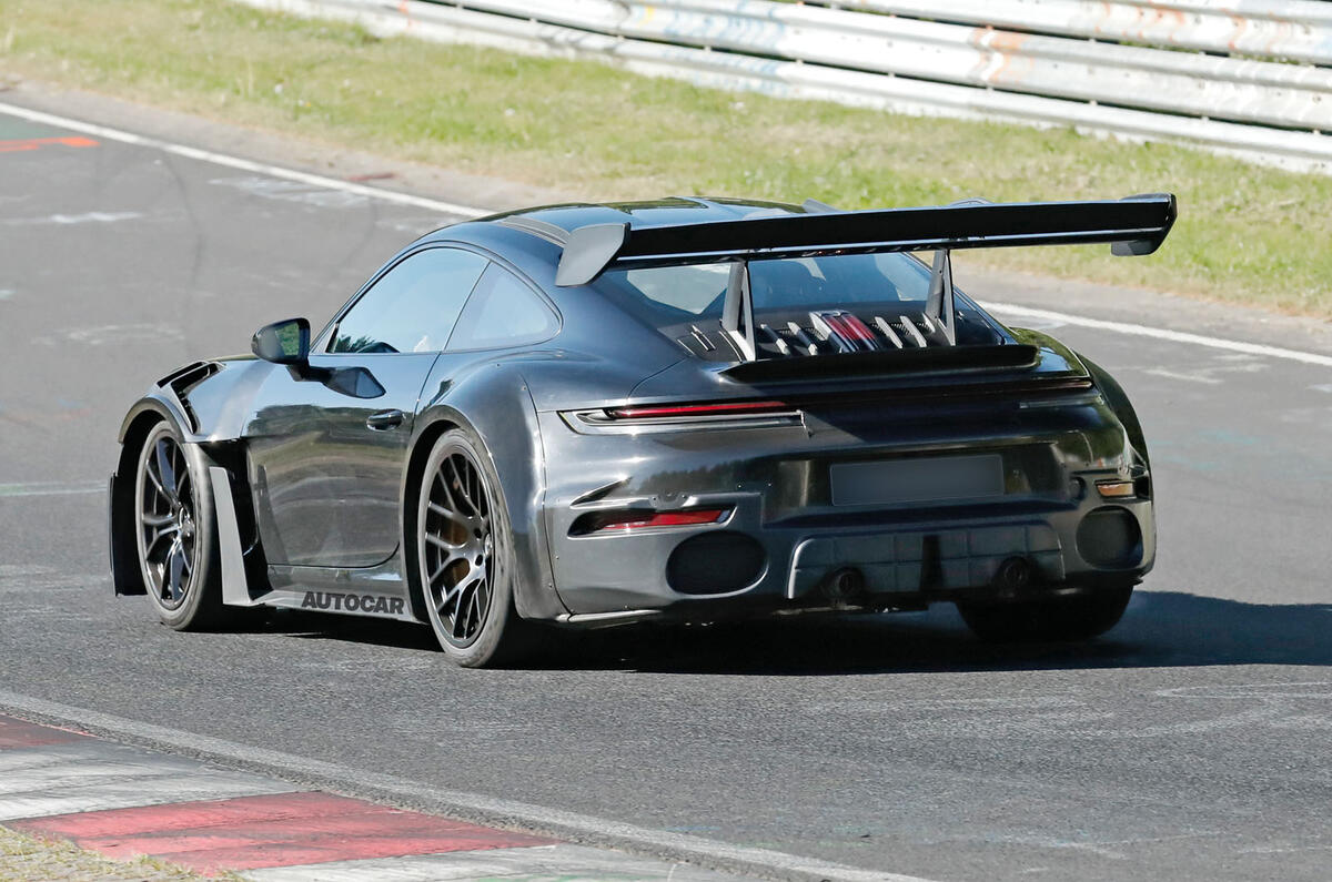 Mașină sport pe un circuit