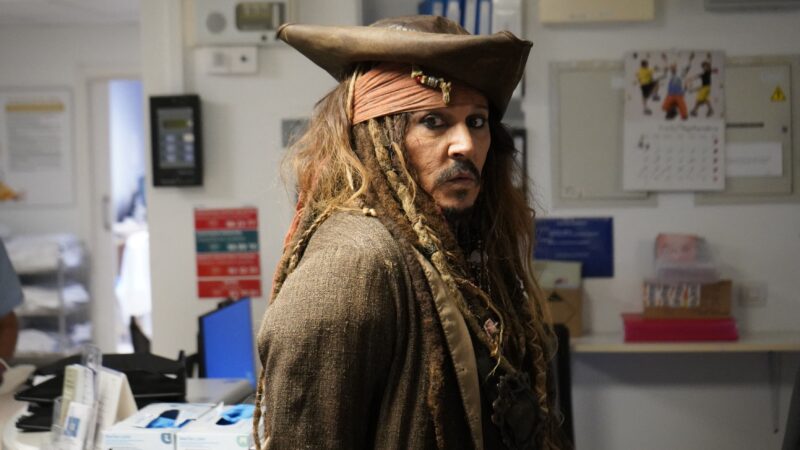 Johnny Depp a vizitat copii bolnavi intr-un spital