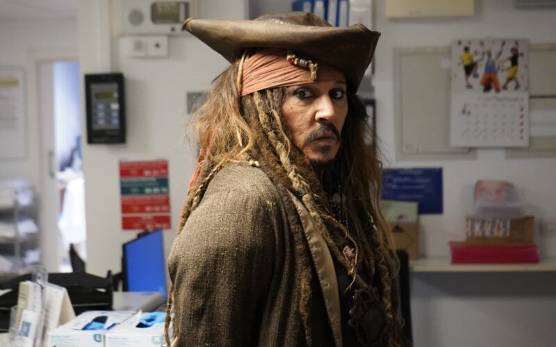 Johnny Depp a vizitat copii bolnavi intr-un spital