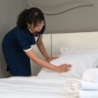 muncitoare din asia lucreaza la un hotel