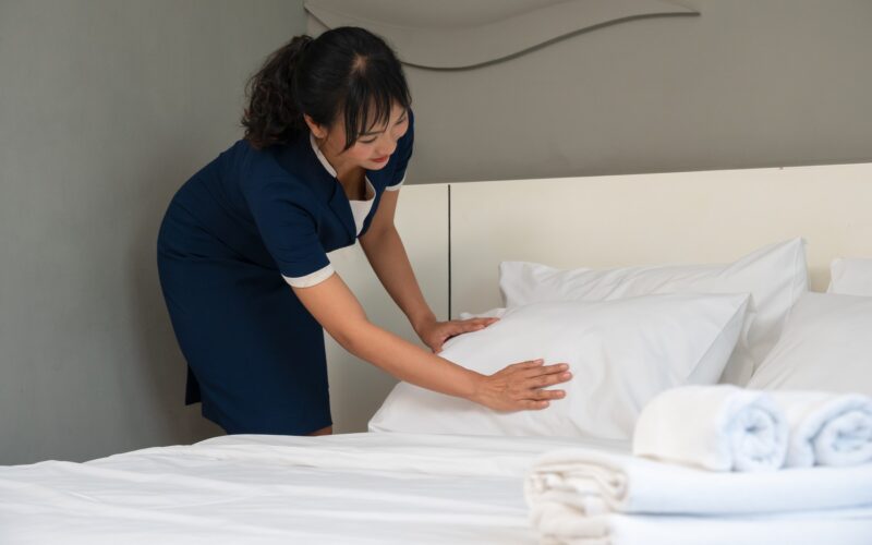 muncitoare din asia lucreaza la un hotel