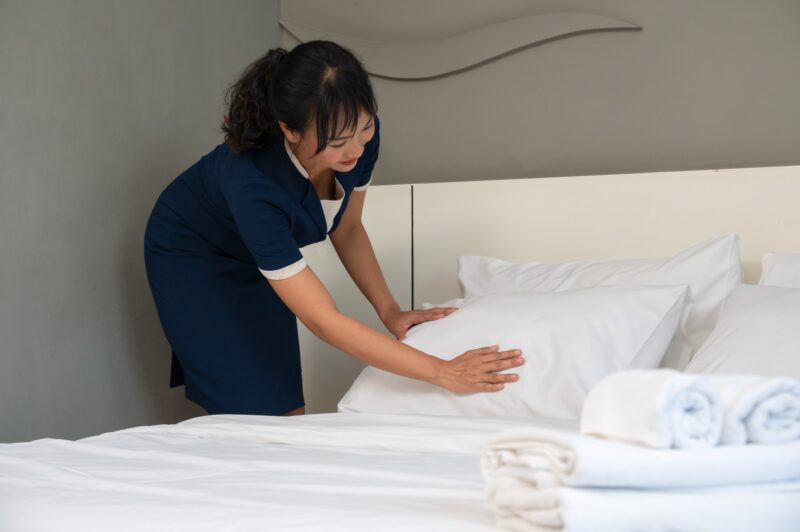 muncitoare din asia lucreaza la un hotel