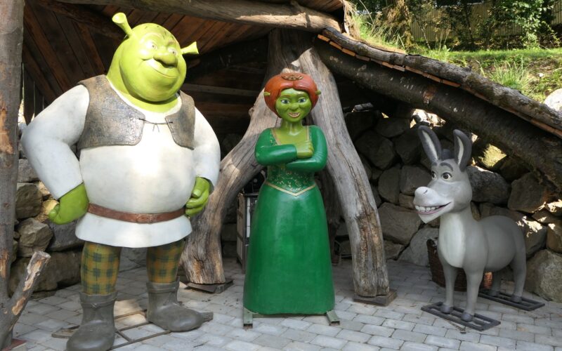 statuetele unor personaje din filmul shrek