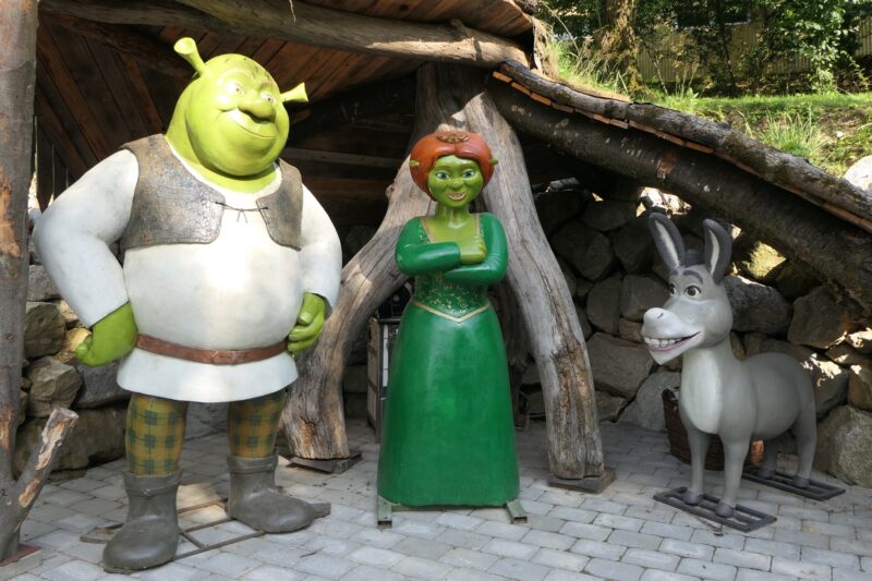 statuetele unor personaje din filmul shrek