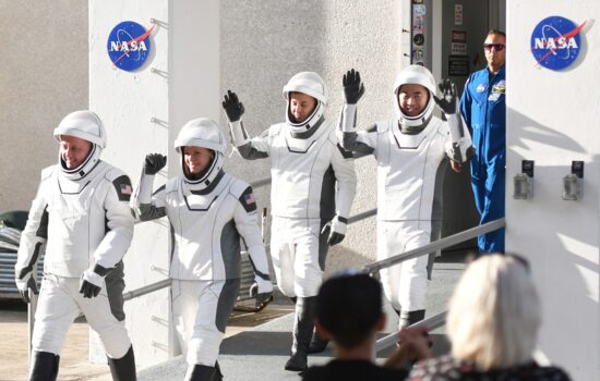 Astronauti in timp ce se îmbarcă într-o capsula SpaceX