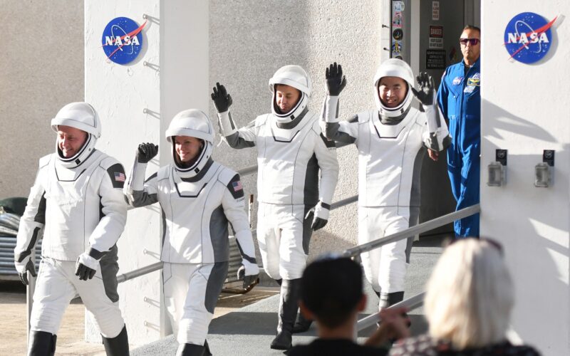 Astronauti in timp ce se îmbarcă într-o capsula SpaceX