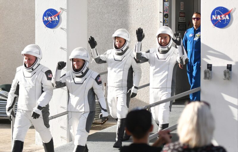 Astronauti in timp ce se îmbarcă într-o capsula SpaceX