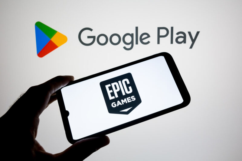 Logo-ul Epic Games Store, în fața celui Google Play