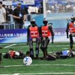 Roboți umanoizi în timpul unui meci de fotbal în China