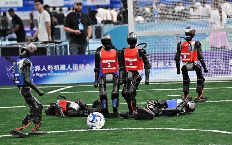Roboți umanoizi în timpul unui meci de fotbal în China