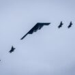 Bombardier stealth B-2, flancat de patru avioane F-35, survolează cerul Alaskăi în timpul vizitei lui Putin în SUA