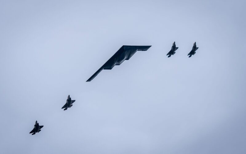 Bombardier stealth B-2, flancat de patru avioane F-35, survolează cerul Alaskăi în timpul vizitei lui Putin în SUA