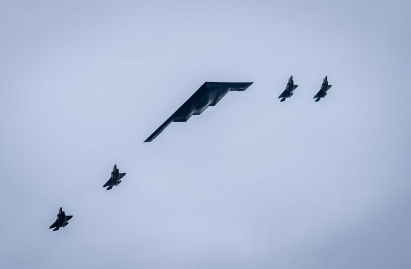 Bombardier stealth B-2, flancat de patru avioane F-35, survolează cerul Alaskăi în timpul vizitei lui Putin în SUA