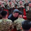 liderul nord coreean kim jong-un imbratiseaza un soldat