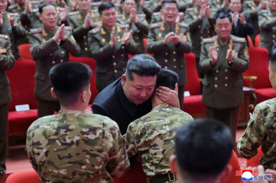 liderul nord coreean kim jong-un imbratiseaza un soldat