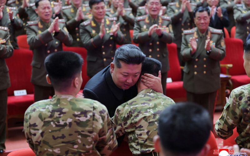 liderul nord coreean kim jong-un imbratiseaza un soldat