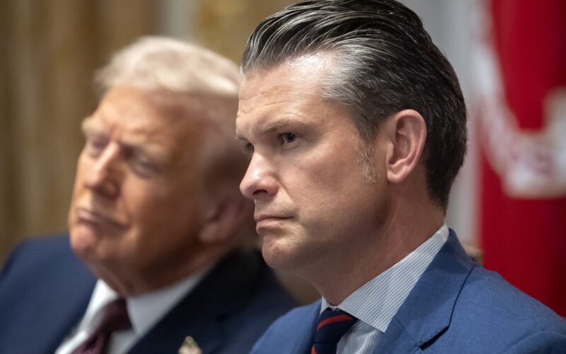 pete hegseth secretarul american al apararii alaturi de donald trump