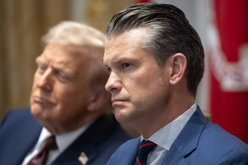 pete hegseth secretarul american al apararii alaturi de donald trump
