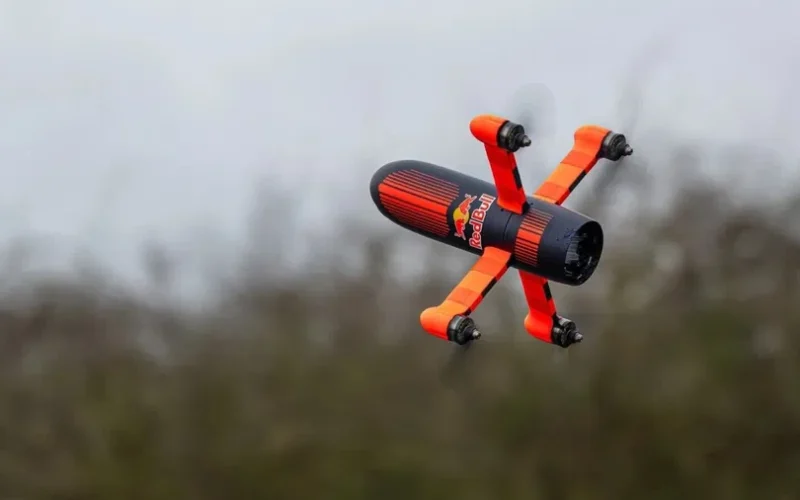 drona de culoare portocalie de la redbull