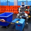 robot umanoid in timp ce ridica de pe jos un obiect