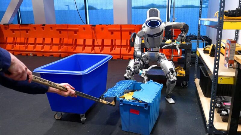 robot umanoid in timp ce ridica de pe jos un obiect