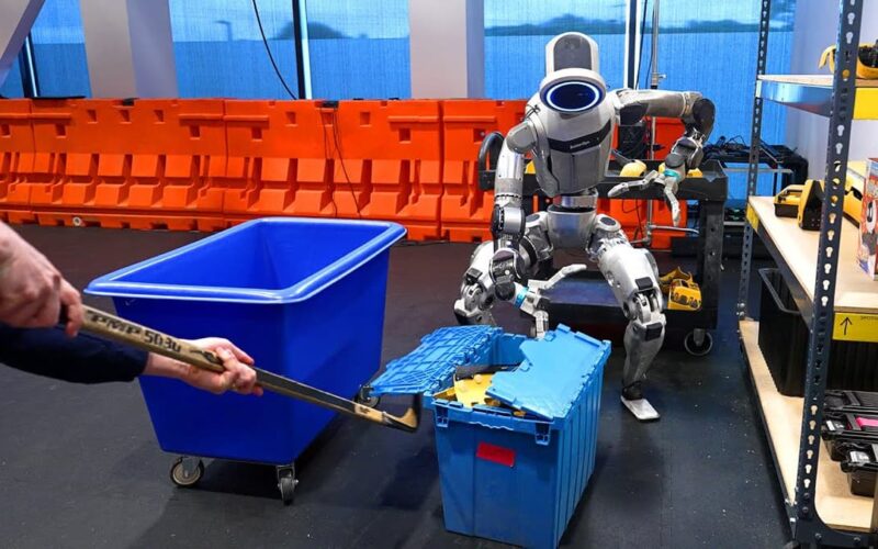 robot umanoid in timp ce ridica de pe jos un obiect
