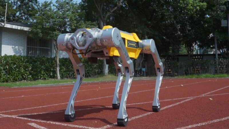 robot patruped pe o pista de atletism