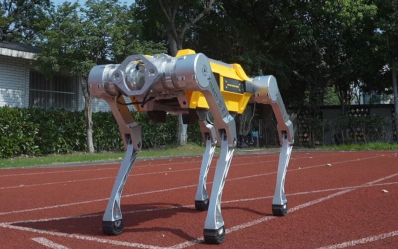 robot patruped pe o pista de atletism