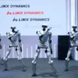 5 roboti care danseaza pe scena