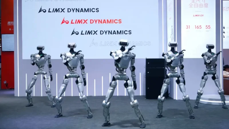 5 roboti care danseaza pe scena