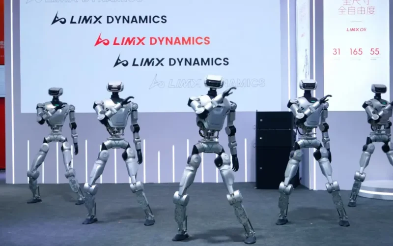5 roboti care danseaza pe scena