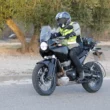 motociclete adventure de culoare neagra fotografiata la teste