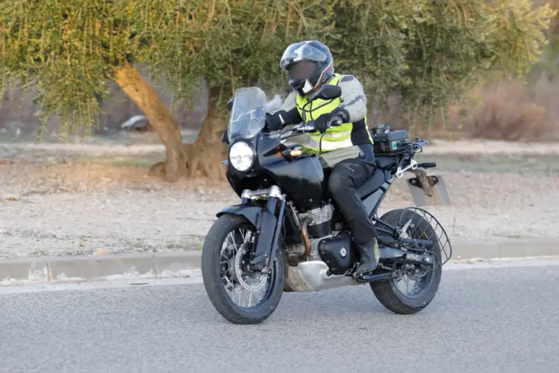 motociclete adventure de culoare neagra fotografiata la teste